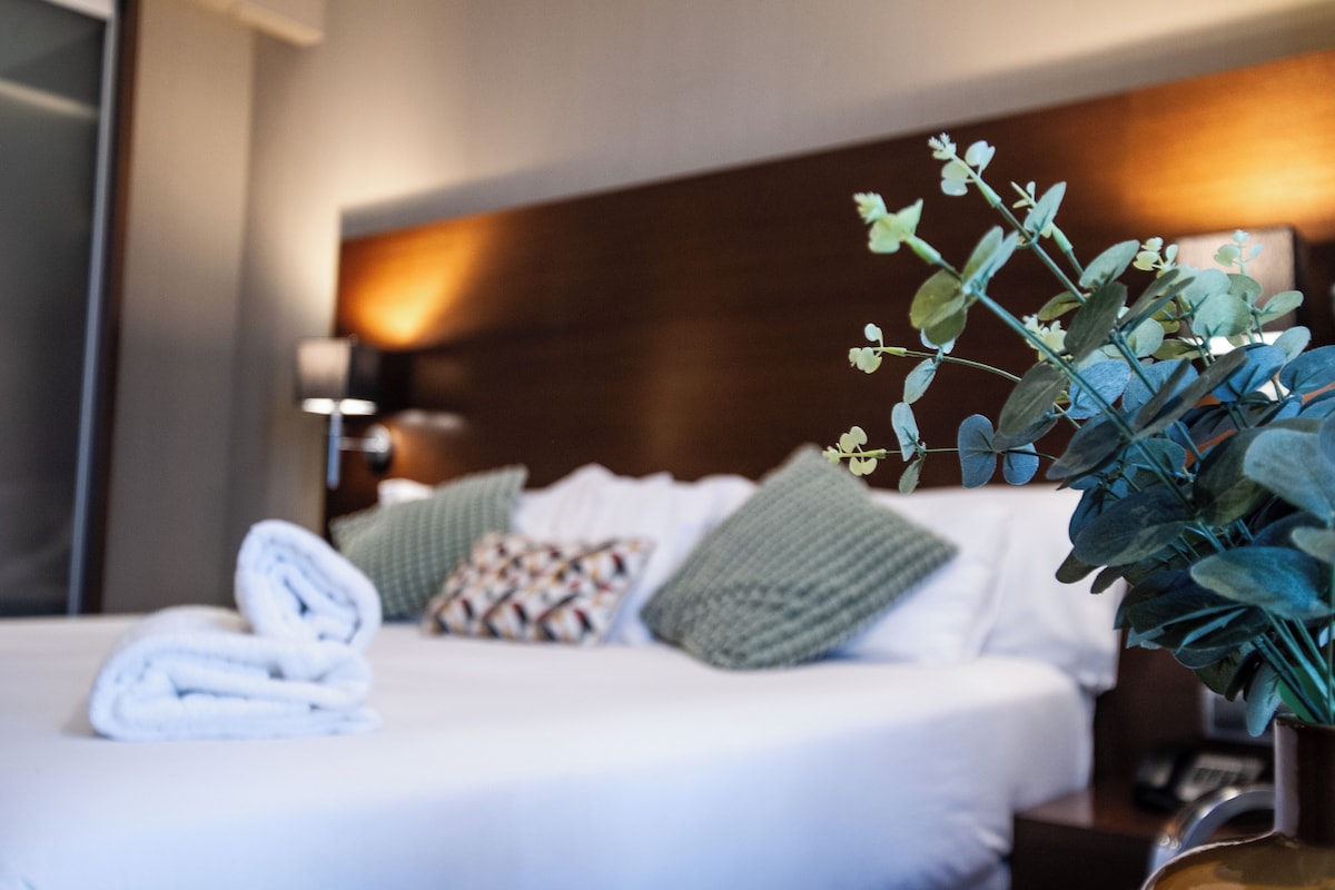 Minibar, safe på rommet, skrivebord og blendingsgardiner