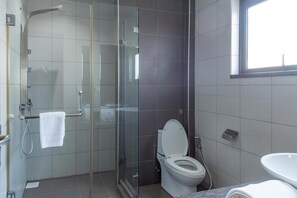 Shower, rainfall showerhead, free toiletries, hair dryer - Tagore Apartments (Kampala)