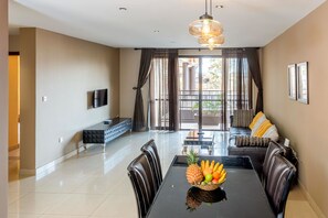 Flat-screen TV, fireplace - Tagore Apartments (Kampala)
