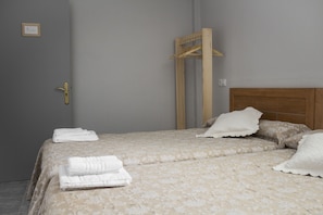 Chambre avec lits jumeaux, salle de bains privée | Wi-Fi gratuit, draps fournis