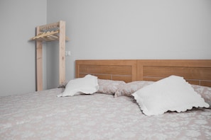 Chambre avec lits jumeaux, salle de bains commune | Wi-Fi gratuit, draps fournis