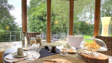 Daily continental breakfast (EUR 15.00 per person)