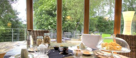 Dagelijks continentaal ontbijt (EUR 15.00 per persoon)