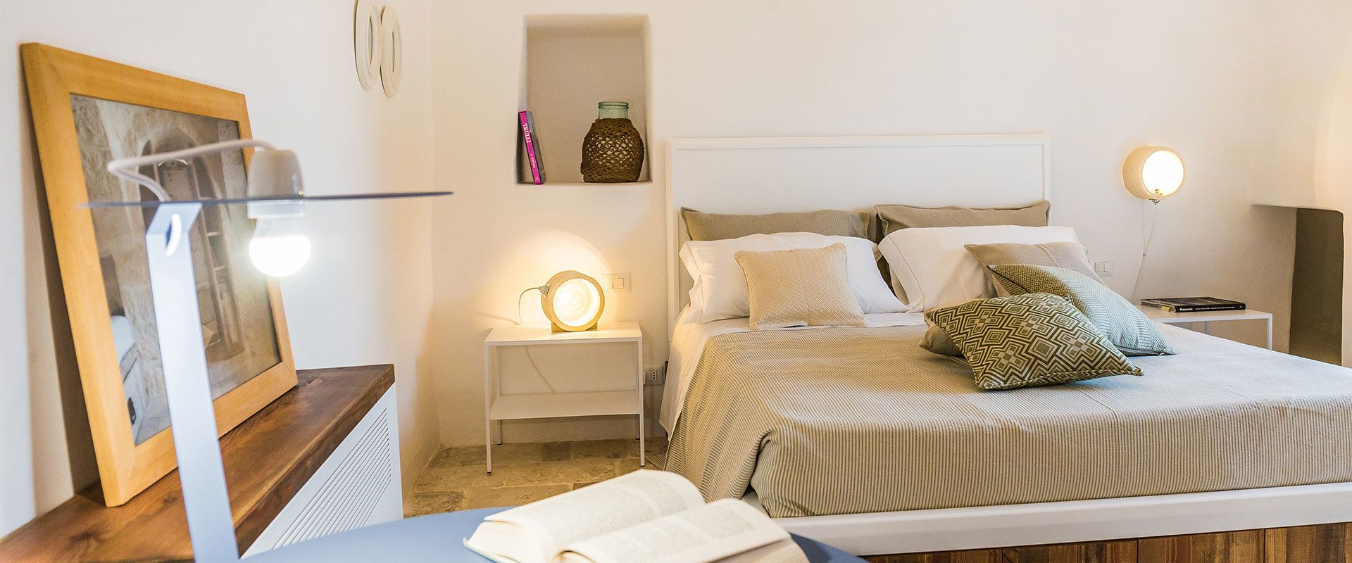 Bộ đồ giường cao cấp, minibar, két bảo mật tại phòng, bàn 