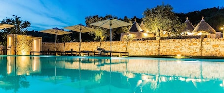 Piscine extérieure (ouverte en saison). Borgo Canonica