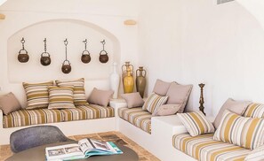 Lobby sitting area - Borgo Canonica (Cisternino)