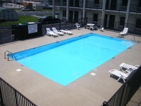 Piscina. Travelers Inn