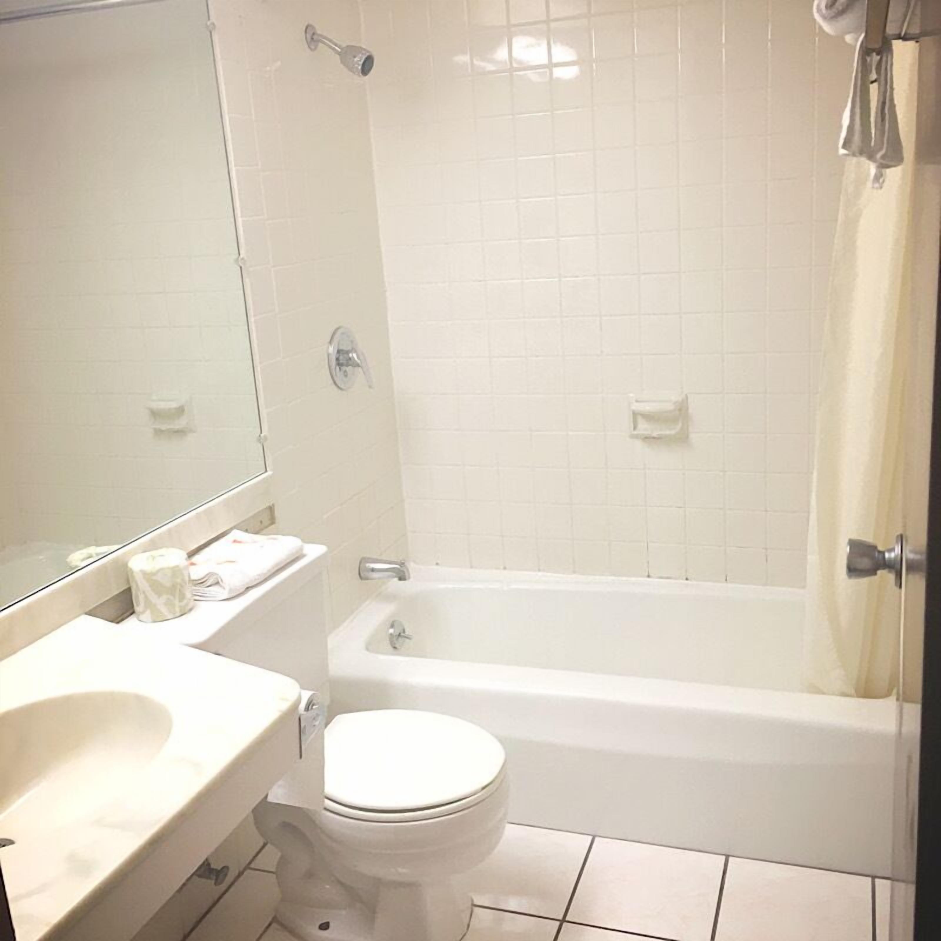 Comfort-værelse - 1 kingsize-seng - ikke-ryger | Badeværelse | Kombination af bruser/badekar, gratis toiletartikler, håndklæder
