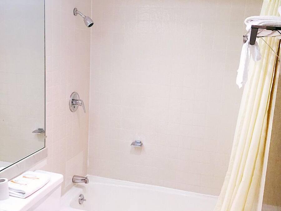 Une salle de bain avec une baignoire, des toilettes et un lavabo.