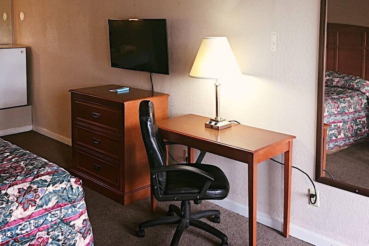 Comfort Room, 1 King Bed, Non Smoking | Living area