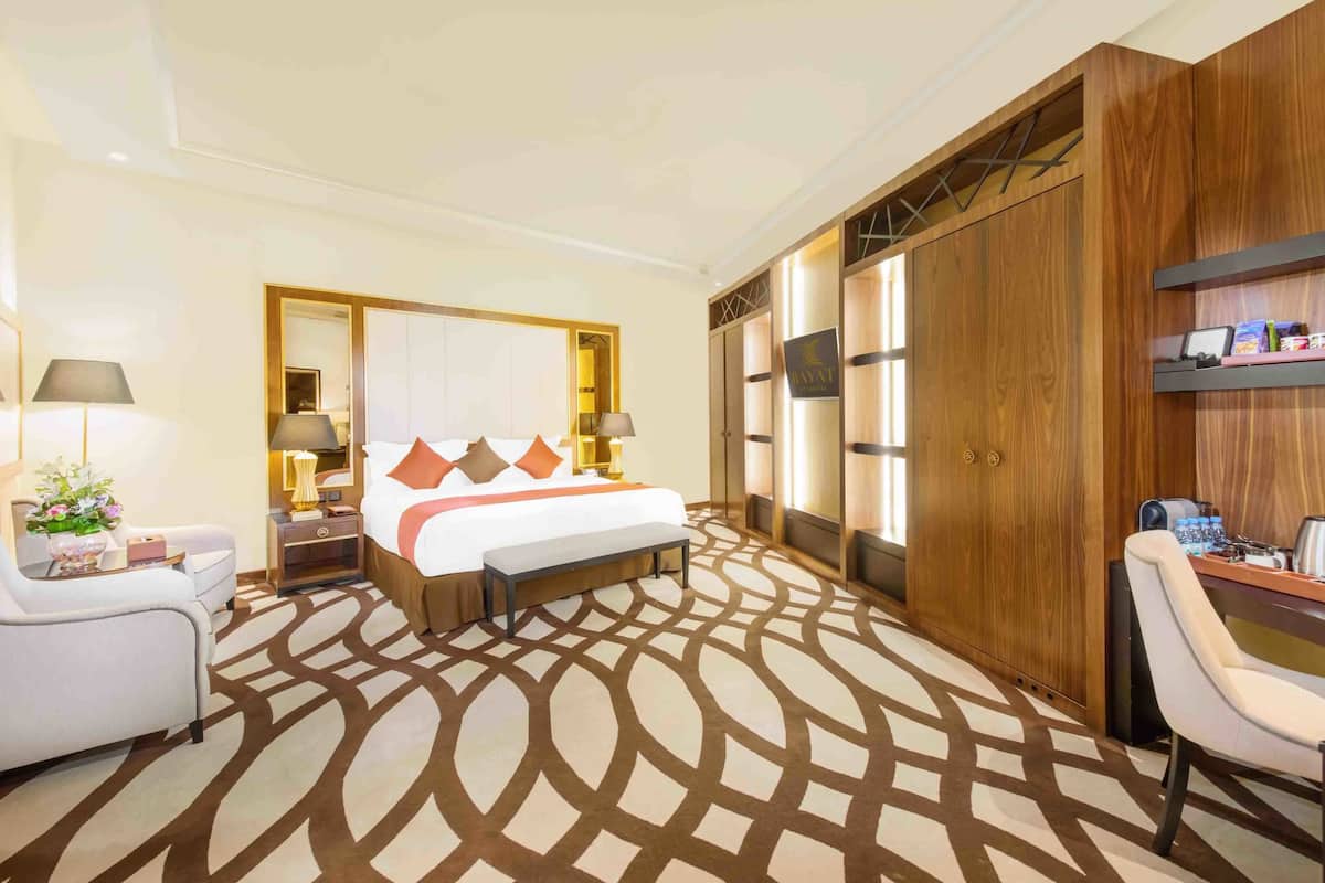 Minibar, desk, soundproofing, free WiFi