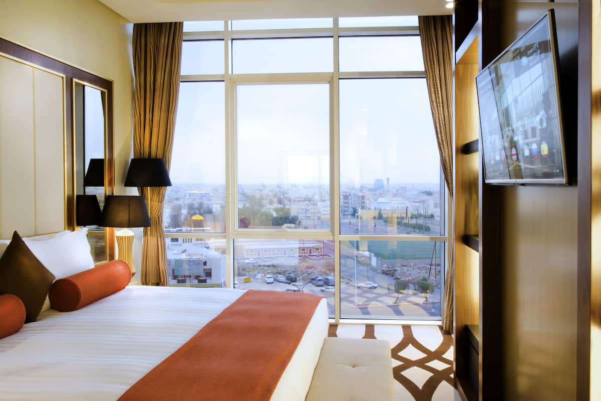 quartz suite | minibar, desk, soundproofing, free wifi