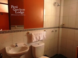 Ducha, artículos de tocador gratuitos, secador de pelo, toallas
