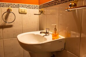 Douche, articles de toilette gratuits, sĂšche-cheveux