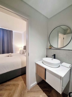 Shower, free toiletries, towels