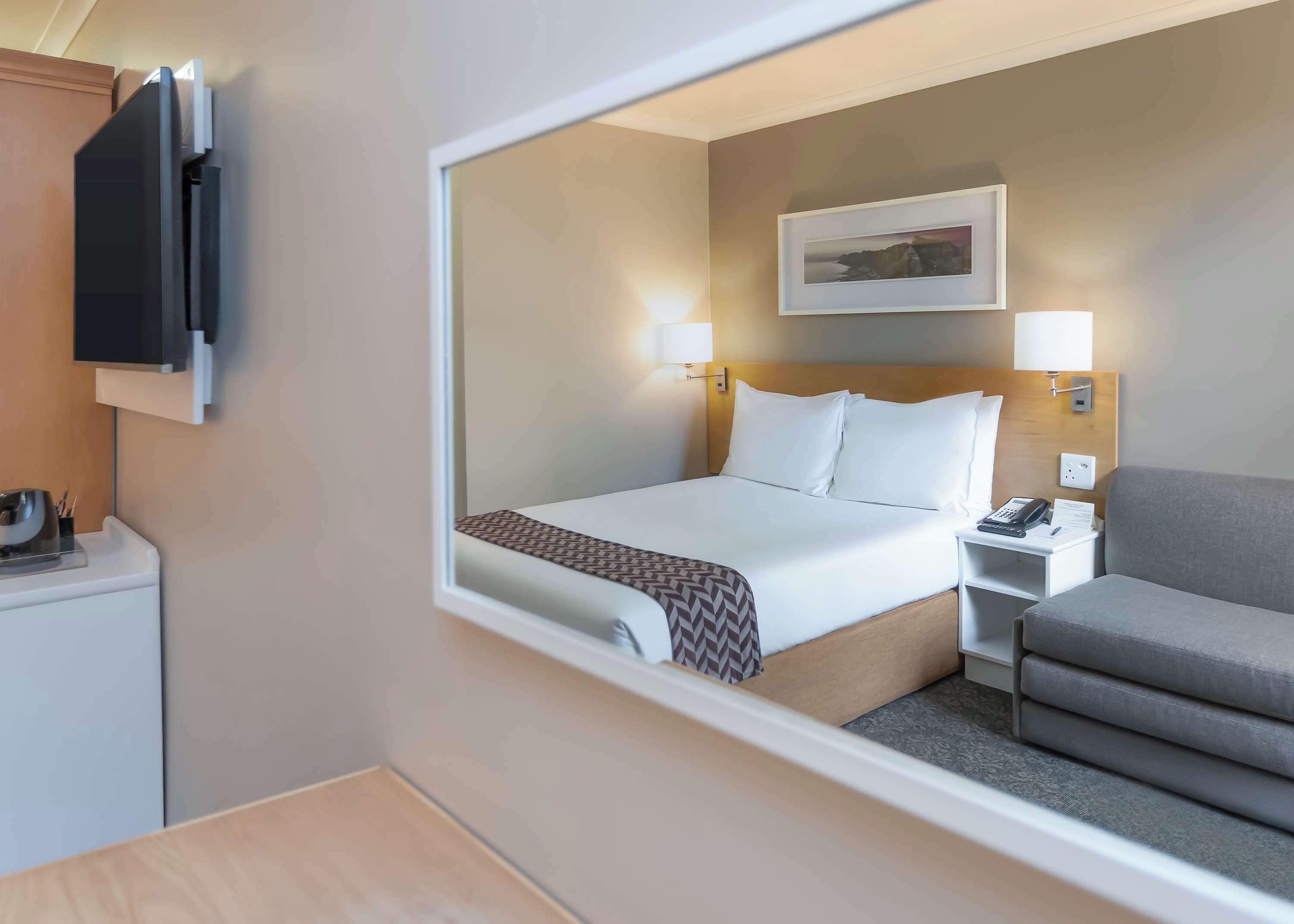 Zimmersafe, Schreibtisch, schallisolierte Zimmer, Bügeleisen/Bügelbrett