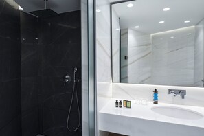 Junior suite, uitzicht op zee | Badkamer met douche