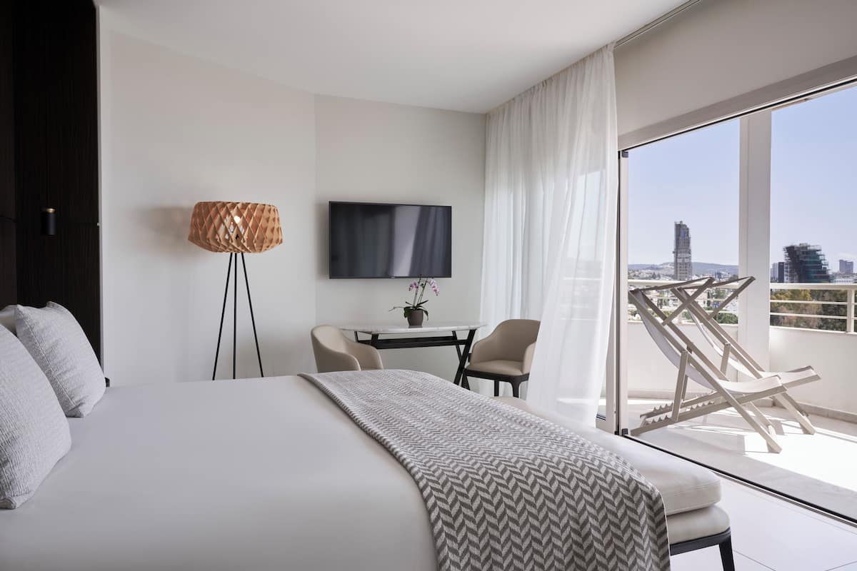 Junior suite, uitzicht op zee | 1 slaapkamer, een gratis minibar, een kluis op de kamer, een bureau