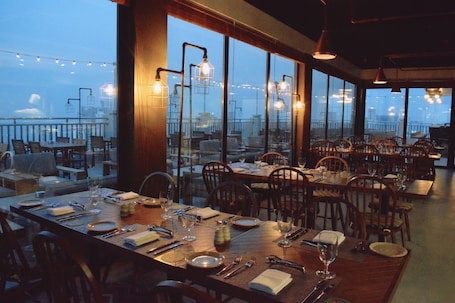 6 restaurants; lunch and dinner served