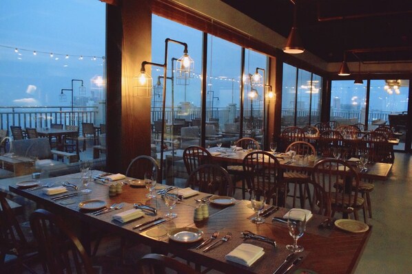 6 restaurants; lunch and dinner served