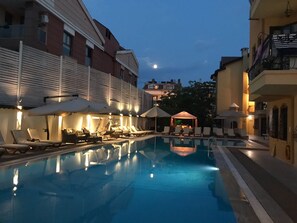 Een seizoensgebonden buitenzwembad