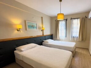 Standaard kamer | Een bureau, een strijkplank/strijkijzer, gratis wifi, beddengoed