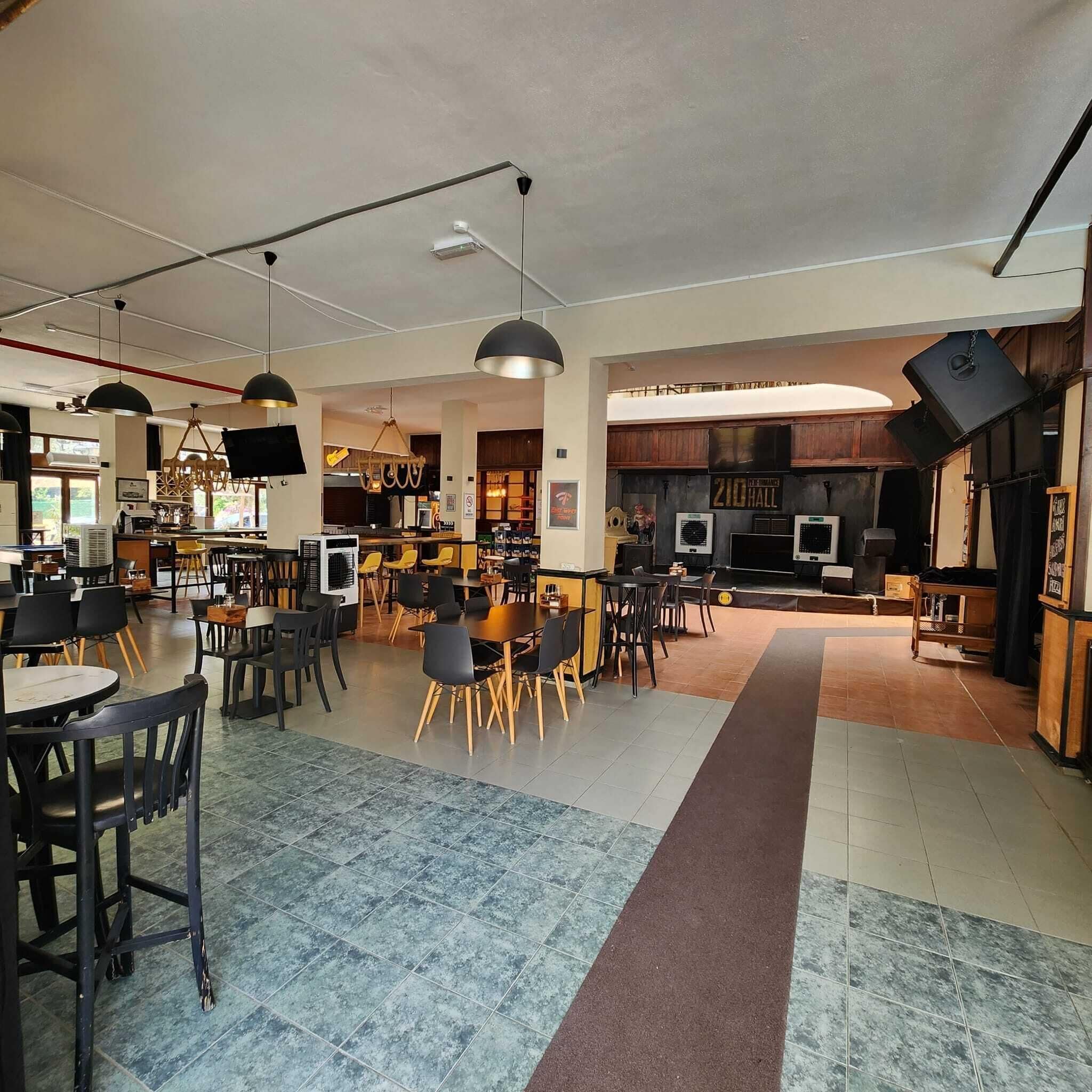 2 restaurantes; se sirven desayunos, almuerzos, cenas y brunches