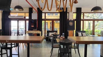 2 restauranter, der serverer morgenmad, frokost, aftensmad og brunch