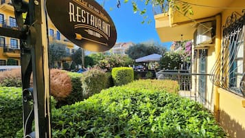 2 restaurantes, se sirve desayuno
