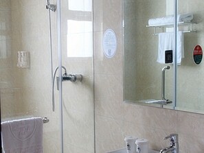 Shower, free toiletries, hair dryer, slippers - GreenTree Inn Liaocheng Town Dongchang Road Zhuanpan Business Hotel (Liaocheng)
