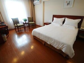 In-room safe, blackout curtains, iron/ironing board, free WiFi - GreenTree Inn Huaian West Huaihai Road Hotel (Huai'an)