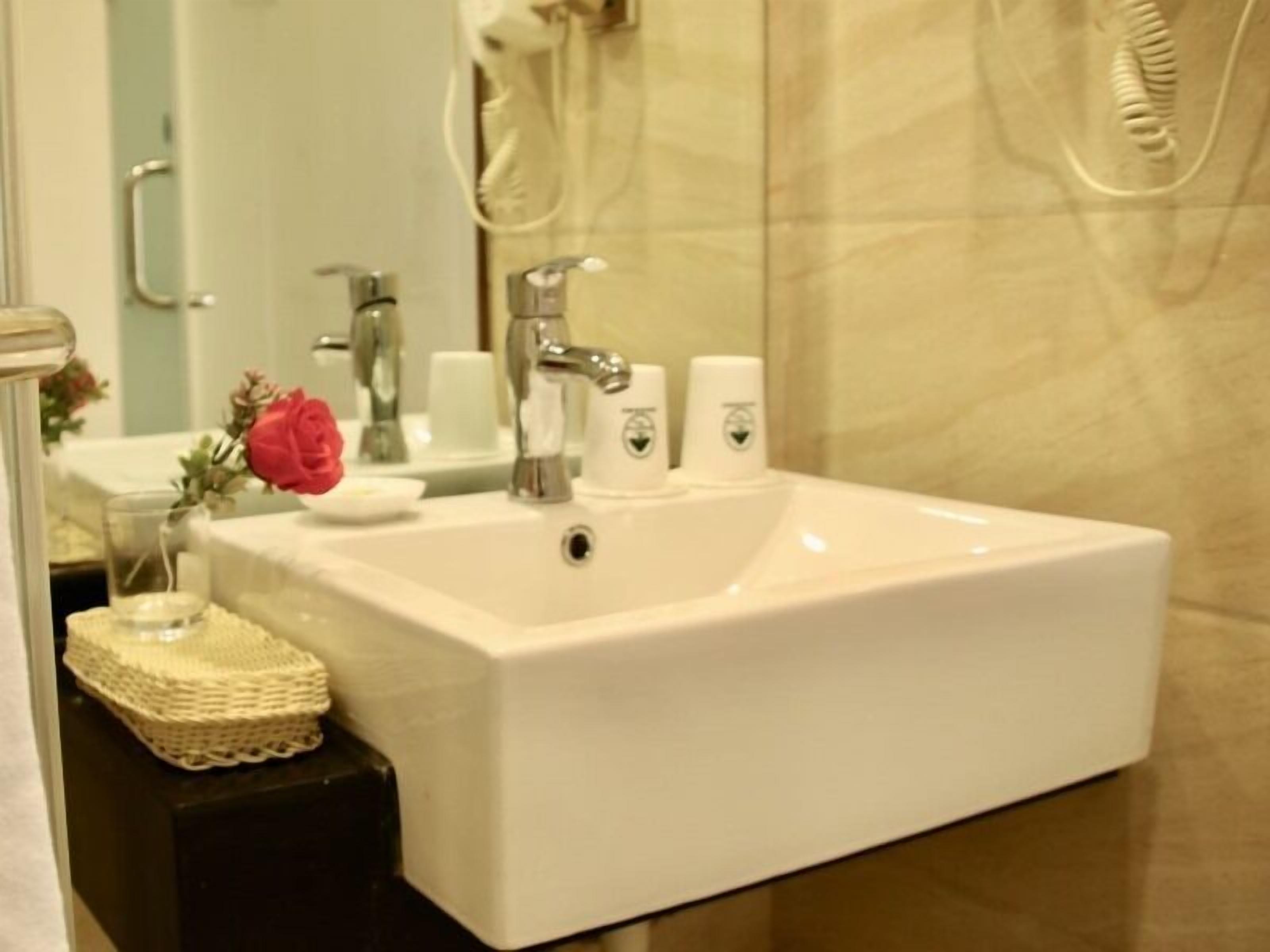 promotion queen room | bathroom sink