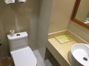 A bathroom with a toilet, sink, and mirror. - Vienna International Hotel(National Exhibition and Convention Center & West Tianshan Road) (Shanghai)