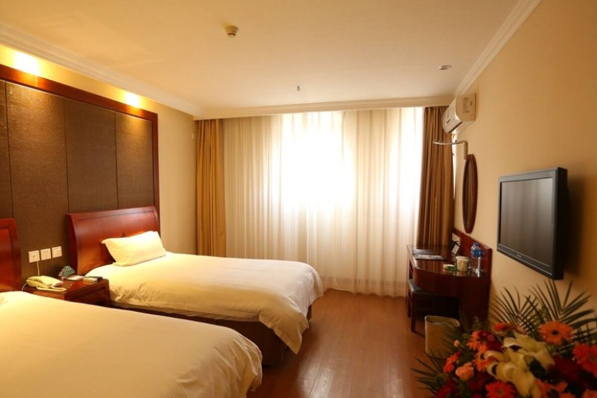 Twin Room | Blackout drapes, iron/ironing board (on request), WiFi (free)