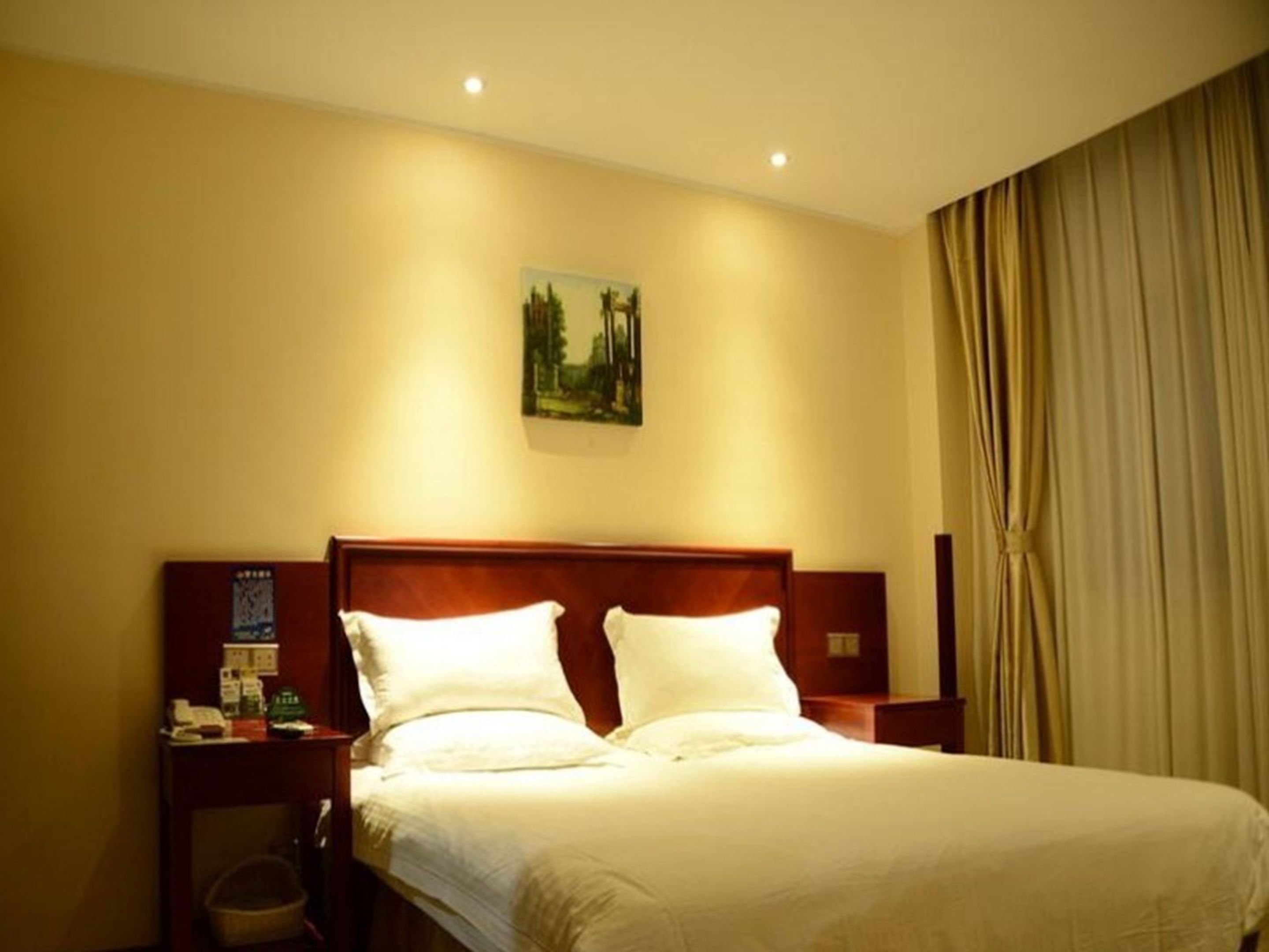 خزنة داخل الغرفة وستائر تعتيم ومكواة/لوح كي وواي فاي مجانًا