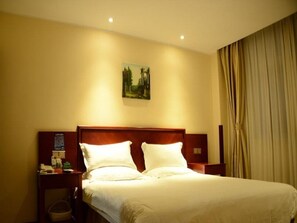 Caja de seguridad en la habitación y cortinas blackout