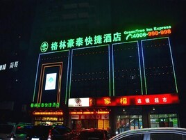 Fachada da propriedade à noite