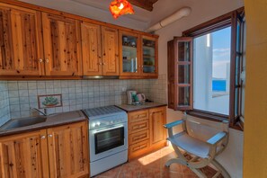 Full-sized fridge, oven, stovetop, coffee/tea maker - Allotina Houses (Patmos)