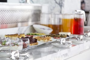 Ein reichhaltiges Frühstücksbuffet mit verschiedenen Speisen und Getränken.