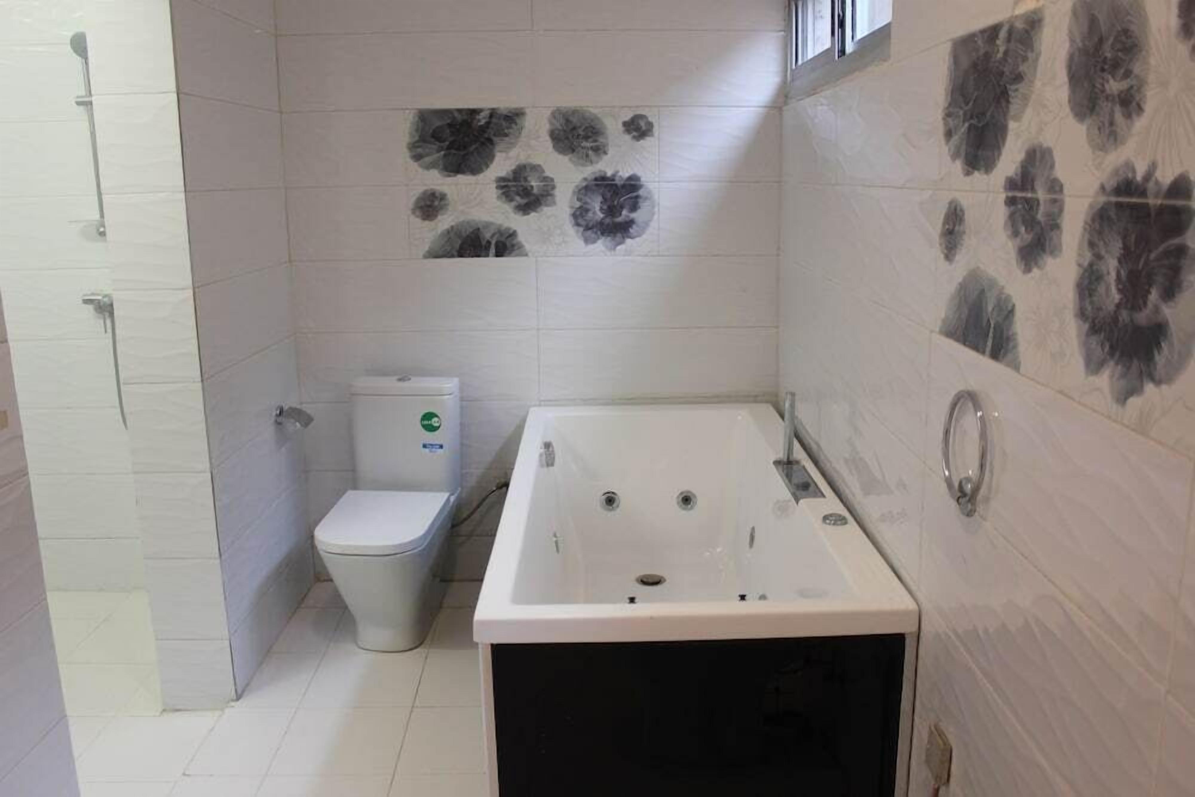 Bañera profunda, artículos de higiene personal gratuitos y albornoces