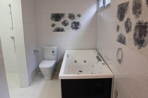 Deep soaking tub, free toiletries, bathrobes, slippers