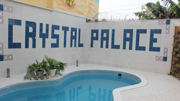 Outdoor pool, pool umbrellas, pool loungers - Crystal Palace (Abidjan)