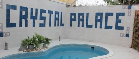 Außenpool, Sonnenschirme, Liegestühle