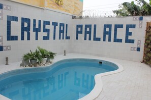 Outdoor pool, pool umbrellas, sun loungers - Crystal Palace (Abidjan)