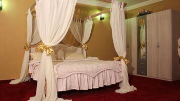 Suite Deluxe | 1 habitación, minibar, decoración personalizada y muebles diferentes