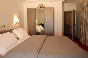 Suite Deluxe | 1 habitación, minibar, decoración personalizada y muebles diferentes 