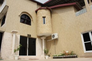 Front of property - Crystal Palace (Abidjan)