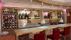Bar (on property) - Crystal Palace (Abidjan)