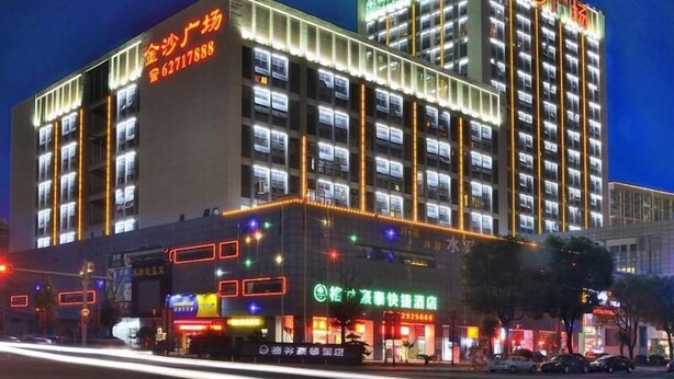 Un hôtel à plusieurs étages, doté d’une enseigne lumineuse et d’une façade moderne.