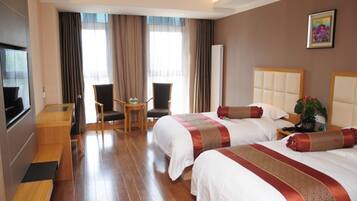 خزنة داخل الغرفة وستائر تعتيم ومكواة/لوح كي وواي فاي مجانًا